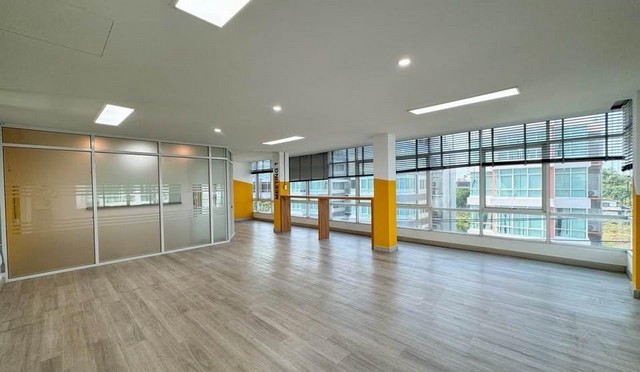 P2171 ให้เช่า ขาย อาคาร ออฟฟิศ 5 ชั้น นวลจันทร์ 27 เลียบด่วนเอกมัย-รามอินทรา ใกล้รถไฟฟ้าสายสีชมพู ลานจอดรถส่วนตัว รองรับได้ 18 คัน