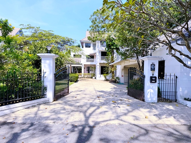 ซอยเสรีไทย 51-61Fashion ให้เช่าคฤหาสน์  3ชั้น 200ตารางวา 1200ตรม.Chocolate Ville 2.1 กม. 4นอน    3น้ำ  สนามกอล์ฟ 18 หลุม