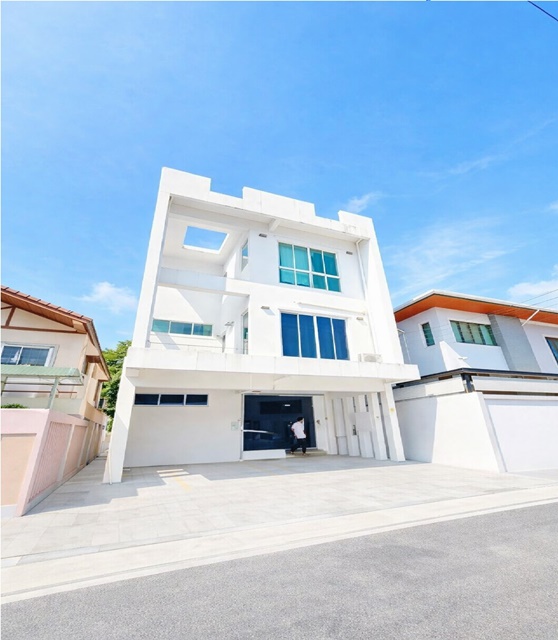 MRTเพชรบุรี 2กม.50ตร.ว.755 ตร.ม.  BTS ทองหล่อ 2.34กม. โฮมออฟฟิศให้เช่า 5นอน 4 น้ำ  ซอยเพชรบุรี 41-49 พระราม9 RCA รพ.กรุงเทพ 900 ม.