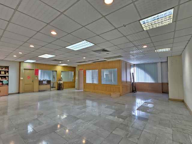 ขาย ออฟฟิศ Royal Castle Pattanakarn Condo พัฒนาการ 30 ขนาด 184 ตรม. 2 ห้องประชุม ทำออฟฟิศหรืออยู่อาศัยได้ ราคา 6000000 บาท