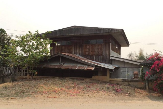 ขายบ้านครึ่งตึกครึ่งไม้  ถนนบ้านปิ่น - บ้านป่าซาง อำเภอดอกคำใต้  พะเยา