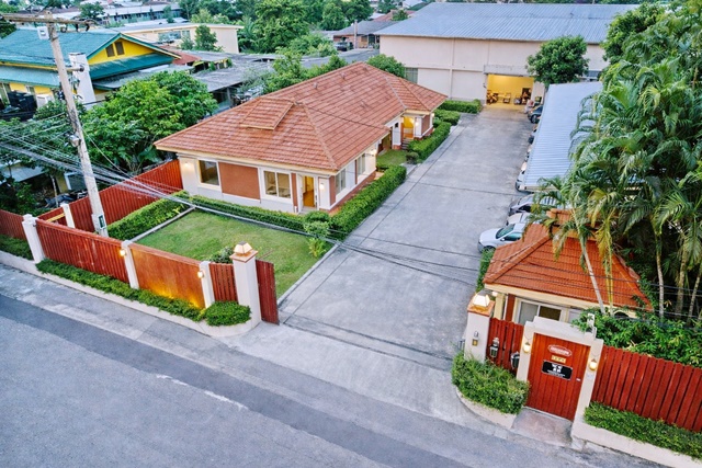 รามอินทรา14-34 ขายสำนักงาน 3อาคาร MRT มัยลาภ 1.2 กม. ที่ดินขนาดใหญ่กว่า 1 ไร่  แยกเป็น 7ห้อง 200ตรม.  โกดัง352ตรม. ขาย 32.89 ล้านบาท  โกดัง