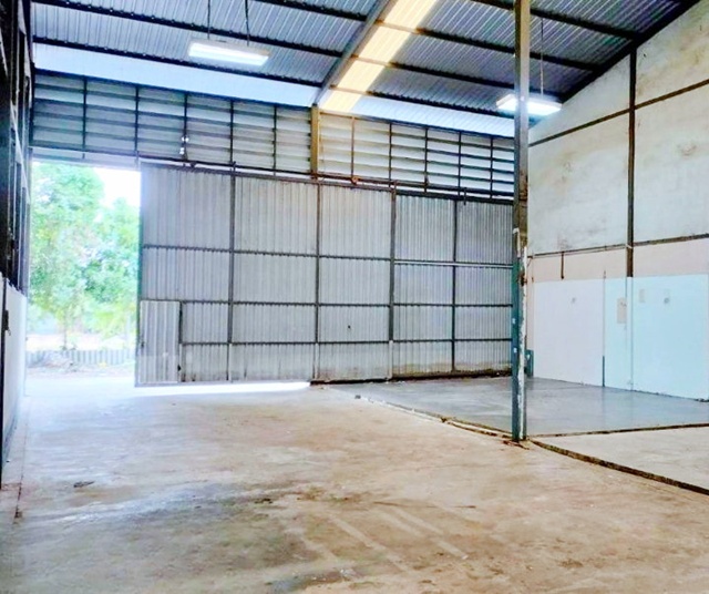 สนามกอล์ฟธัญญะ 1.5กม. เลียบมอเตอร์เวย์ฝั่งตะวันตก  รร.วัดปัญจทายิกาวาส 1.2 กม. ให้เช่าโกดัง 250 ตร.ม. อบต.บึงคำพร้อย 3.4 กม.