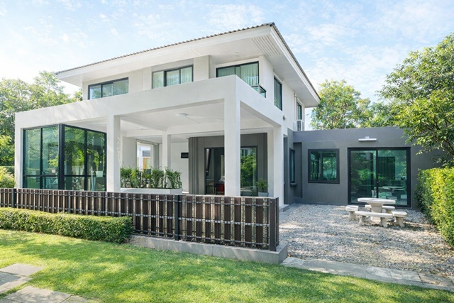 วงแหวน ลำลูกกา คฤหาสน์ 5นอน เลียบมอเตอร์เวย์ คลอง5  รพ.สินแพทย์ ลำลูกกา 900 ม.บ้านเดี่ยว 2ชั้น ใกล้บิ๊กซี  51 ตร.ว.  215ตร.ม.ถนนกว้าง 12ม.