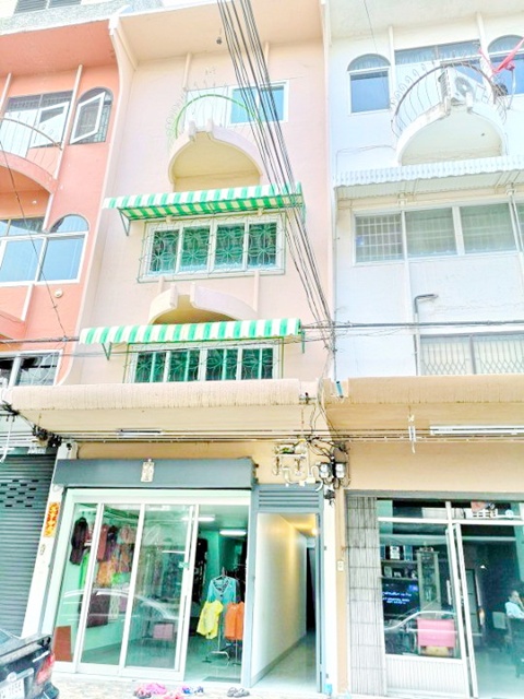 ถนนนวมินทร์ 101-109ใกล้ ตลาดปัฐวิกรณ์ 850 ม. 25 ตร.ว.300 ตร.ม. เช่าอาคารพาณิชย์ 3 ชั้น 4 นอน 4 น้ำ แฟชั่น 2.6 กม.