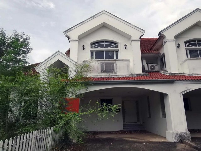 ขายบ้านแฝด โครงการ อีสท์วู้ด วิลเลจ ศรีราชา จังหวัดชลบุรี ราคาโปรโมชั่น ลดพิเศษ