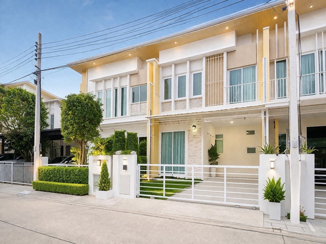 4แอร์ ปิ่นเกล้า-จรัญสนิทวงศ์ ทาวน์โฮม2 ชั้น 3นอน MRT บางบำหรุ ตลาดครอบครัว บางกรวย 300ม.  กฟผ. 2.14 กม. สะพานพระราม7 บ้าน