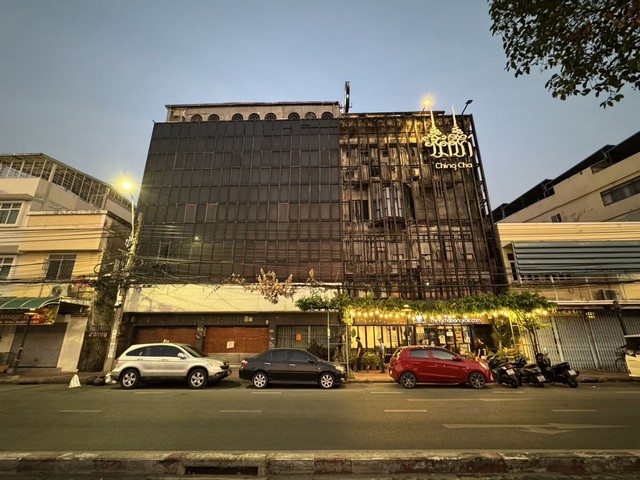ขายอาคารพาณิชย์ 5 ห้อง 4 ชั้น ติดถนนหน้าลานคนเมืองเสาชิงช้า วัดสุทัศน์  เหมาะทำโรงแรม โฮสเทล ภัตตาคาร สำนักงาน