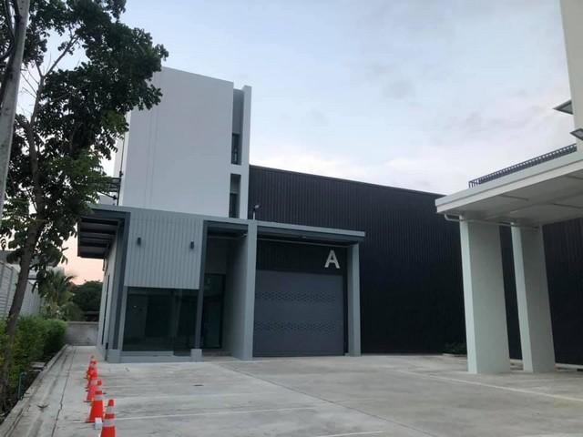 ให้เช่าโกดังพร้อมออฟฟิศ 3 ชั้น 500 ตรม. พร้อมลิฟท์ ย่านทาวน์อินทาวน์ ใกล้เลียบด่วนเอกมัยรามอินทรา