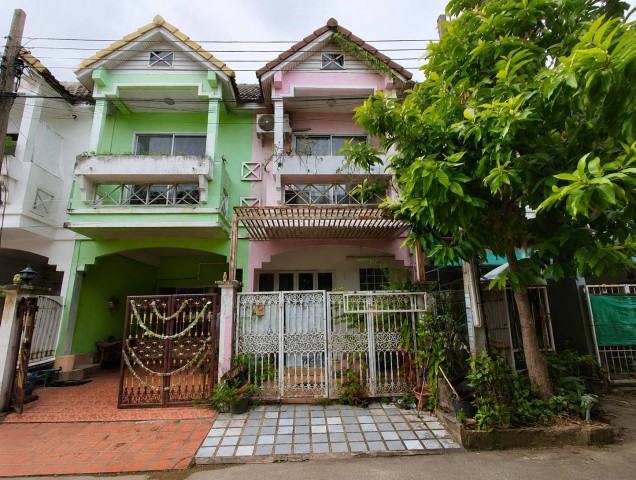หมู่บ้านตะวันนา ซอยจตุโชติ 12 ทาวน์โฮม 2 ชั้น ราคาพิเศษเหมาะสำหรับเพื่อรีโนเวท ทำเลศักยภาพ ติดถนน ใกล้ทางขึ้นทางด่วน เจรจาต่อรองได้