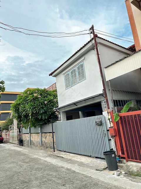 ให้เช่าบ้านเดี่ยวหรู 2 ชั้น 5 ห้องนอน เฟอร์นิเจอร์พร้อมอยู่ ทำเลทอง สุทธิสาร–ลาดพร้าว 64 (ใกล้ MRT สุทธิสาร และ MRT โชคชัย 4)