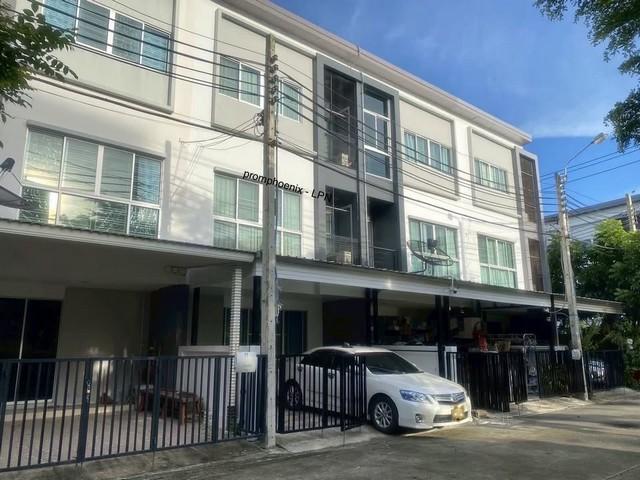 HR 9540 ให้เช่าทาวน์โฮม 3 ชั้น ลุมพินี ทาวน์ วิลล์ ศรีนครินทร์ แบริ่ง ศรีด่าน 18 หน้าสวนส่วนกลาง ใกล้ MRT ศรีแบริ่ง 100 เมตร