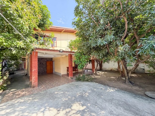 ให้เช่าบ้าน 2 ชั้น 86 ตรว. เอกมัยซอย 10 บ้านไม้ กลิ่นอายคลาสสิก จอดรถมากถึง 5-6 คันทำเลศักยภาพ ใจกลางเอกมัย