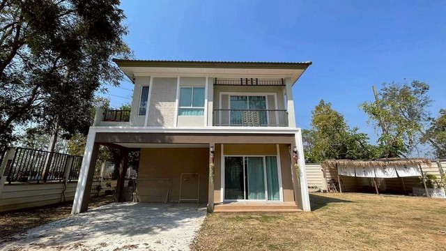 บ้านเดี่ยว 2 ชั้น พร้อมอยู่ พื้นที่ใหญ่ สนามหญ้ากว้าง สันกำแพง