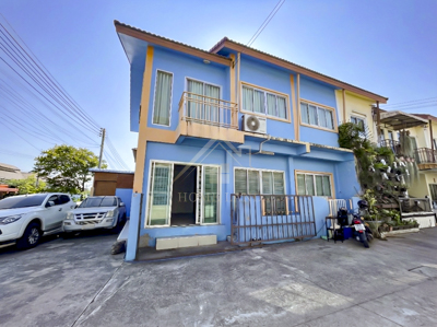 ทาวน์โฮม 2 หลังตีทะลุ หมู่บ้าน อุไรรัตน์ วิลเลจ ศรีราชา (หลังริม)