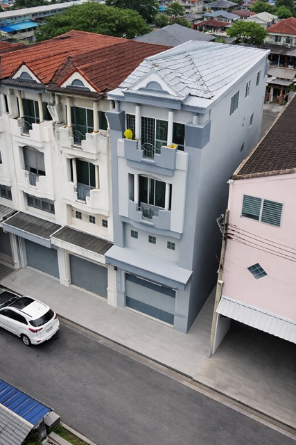 สารสาสน์ร่มเกล้า 3.9 กม. 7-Eleven 50ม. 2แห่ง Lotus อาคารพาณิชย์ 3.5 ชั้น 3นอน Big C เคหะร่มเกล้า 150 ม. 3น้ำ 20ตรว. 280ตรม.