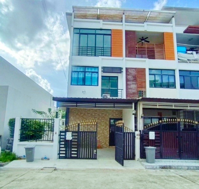 ตลาดสำเพ็ง2 กัลปพฤกษ์ สาทร  เช่าทาวน์โฮม 3 ชั้นหลังมุม 3 นอน 3 น้ำ MRT หลักสอง 1 กม.  ใกล้ เดอะมอลล์ บางแค 900 ม.  22 ตร.ว. 220 ตร.ม.