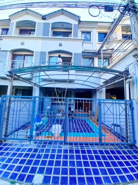 หน้าสวน​ 3นอน  22ตร.วา.ARLหัวหมาก 700ม. ให้เช่าทาวเฮ้าส์ 3 ชั้น242ต.ร.ม. นานาชาติเซนต์มาร์ค 1กม. บ้านกลางเมือง