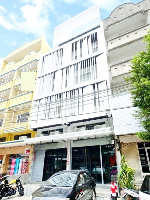 ใกล้รพ.พระนั่งเกล้า 1.4 กม.ขนาดใหญ่ 44 ตร.วา. 884 ตร.ม.  พร้อมทำธุรกิจ MRTไทรม้า 250ม. 2คูหา อาคาร โชว์รูม ให้เช่า 5.5ชั้น 2นอน 2น้ำ