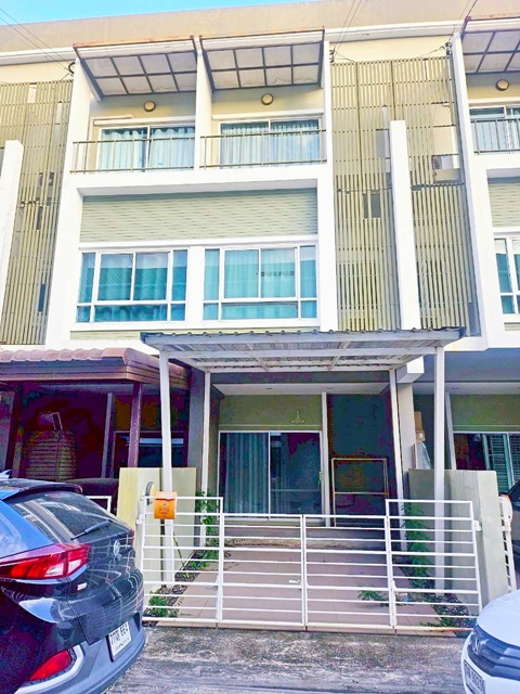 MRTสัมมากร 700 ม.ให้เช่าทาวน์เฮาส์หรู 3 ชั้น  ถนนรามคำแหง 140–146 3นอน 3น้ำ  รร.เตรียมน้อม 475.ม  สุขาภิบาล3 วงแหวนตะวันออก