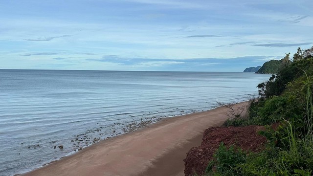 ใกล้ปีใหม่ดูทรัพย์มีมูลค่า ที่ติดทะเล ฝั่งแดง ขายราคาไร่ล่ะ 3.5 ล้านบาท โฉนดครุฑแดง พร้อมโอน