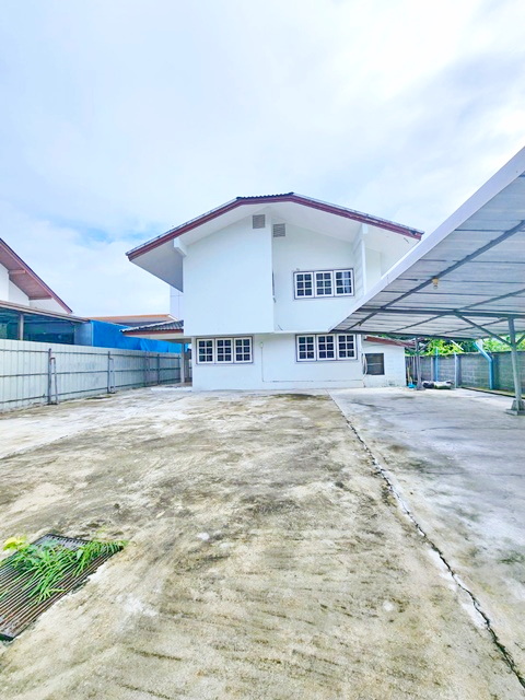 MRTภาวนา 150ม.ลาดพร้าว 38-48 รัชดา พื้นที่เท่ากับบ้านเดี่ยว 3หลัง  6นอน 151 ตร.วา. 401 ตร.ม  ให้เช่าคฤหาสน์หลังใหญ่ 2 ชั้นสุดหรู  4 น้ำ