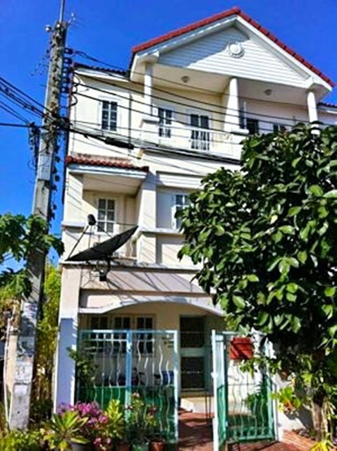 ศรีนครินทร์ 500 ม ให้เช่าทาวน์เฮาส์ 3 ชั้นสภาพดี ห้องหัวมุม 21 ตร.วา. 252 ตร.ม.ซีคอนสแควร์ พร้อมเฟอร์ฯ 4 นอน 3 น้ำ MRT สวนหลวง ร.9 1.2 กม.