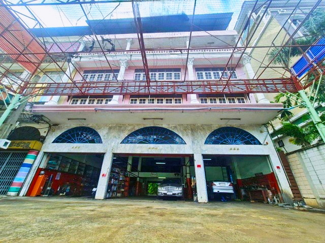 MRT ศรีนครินทร์ 800ม. ซีคอนสแควร์ 500 ม. ทำเลดี ติดถนนใหญ่ ร้านขายอะไหล่ ขาย-เช่าอาคารพาณิชย์ 4.5 ชั้น+ดาดฟ้า หัวมุม145 ตร.ว.