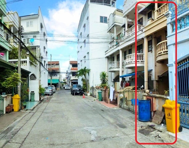 สาธุประดิษฐ์45-53 6นอน  BRT วัดปริวาส 1 กม.ให้ทาวน์เฮ้าส์  3 ชั้นรีโนเวทใหม่ 21 ตร.วา. 250 ตร.ม.