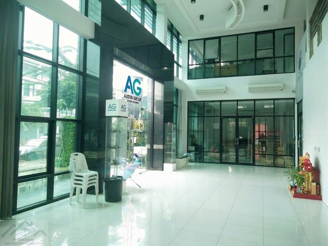 ขายอาคารพาณิชย์ 4 ชั้น พร้อมลิฟต์ มีชั้นดาดฟ้า ขนาด 1700 ตรม หลังหัวมุม บนถนนคู้บอน เหมาะกับธุรกิจทุกประเภท