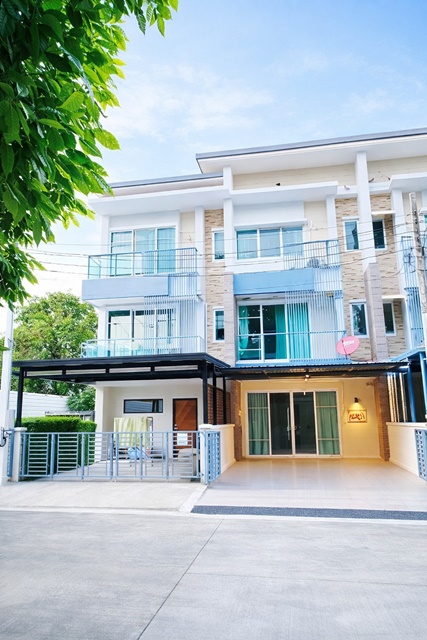 ทาวน์โฮม 3ชั้น 3นอน ใกล้เดอะ คริสตัล 800 ม. CDC500ม. 27 ตร.ว. 320 ตร.ม.ถ.ลาดพร้าว87 เลียบด่วนเอกมัย รามอินทรา 3น้ำ