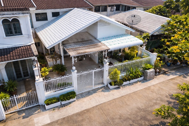 MRTโชคชัย4 1.8กม. MRTลาดพร้าว71 1.4กม. รพ. เปาโล โชคชัย4  950 ม. ทำเลลาดพร้าว บ้านชั้นเดียวกว้างขวาง 2-3นอน 2น้ำ 45ตร.ว. 180ตร.ม.