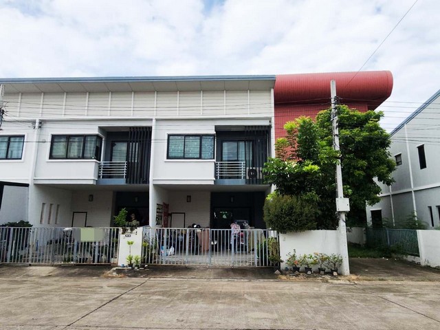 ขายทาวน์เฮ้าส์  หมู่บ้านลภาวัน ดีน่าโครงการ 23 ถนนสะพานนนทบุรี-บางบัวทอง นนทบุรี