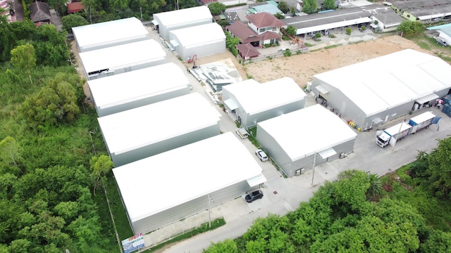 BST971 | ให้เช่าโกดังใหม่ บางละมุง ชลบุรี ติดถนนสุขุมวิท – พื้นที่ 300–900 ตร.ม. รถเทรลเลอร์เข้าได้ โกดังสำเร็จรูปสร้างใหม่