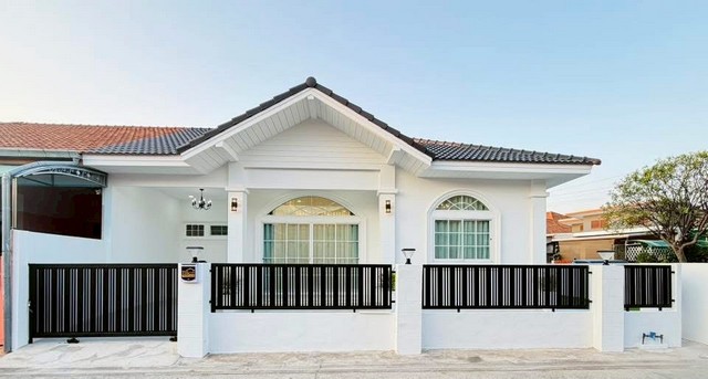 หมู่บ้าน คลาสสิคโฮม 4 ซอยเขาน้อย   ทำเลดีน้ำไม่ท่วม  เฟอร์ครบหิ้วกระเป๋าเข้าอยู่ได้เลย