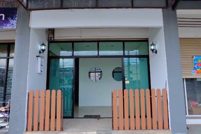 หน้านิคม ตลาดนครฉลองกรุง500ม. ม.เจ้าคุณทหารลาดกระบัง 3.8 กม. 2นอน  ซ.ฉลองกรุง 24-35 อาคารพาณิชย์ 4ชั้น 23 ตร.วา.370 ตร.ม.  ติดถนนใหญ่